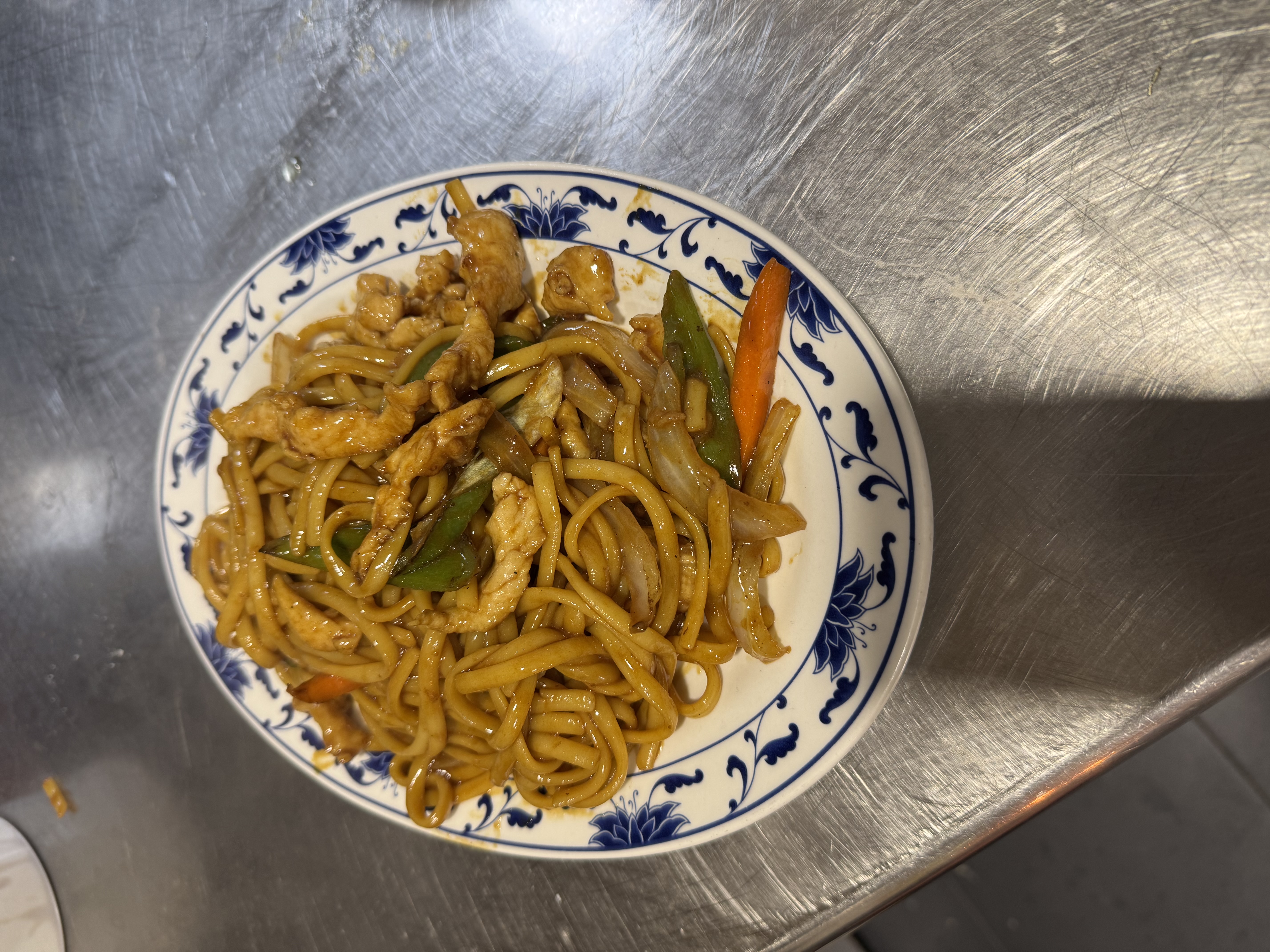 Tallarines fritos con pollo